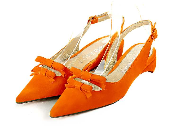 Clementine orange women's open back shoes, with a knot. Pointed toe. Flat kitten heels. Front view - Florence KOOIJMAN